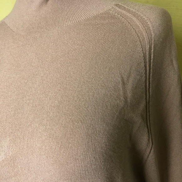 Brand New Ellen Tracey  Woman’s Beige Sweater w/ Turtleneck!! Pristine Condition - Picture 2 of 12
